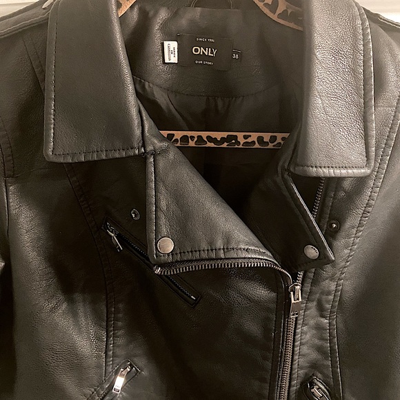 Vero Moda (Only Brand) - FAUX Leather Cropped Biker Jacket - Size 38 (Small) - Picture 3 of 9